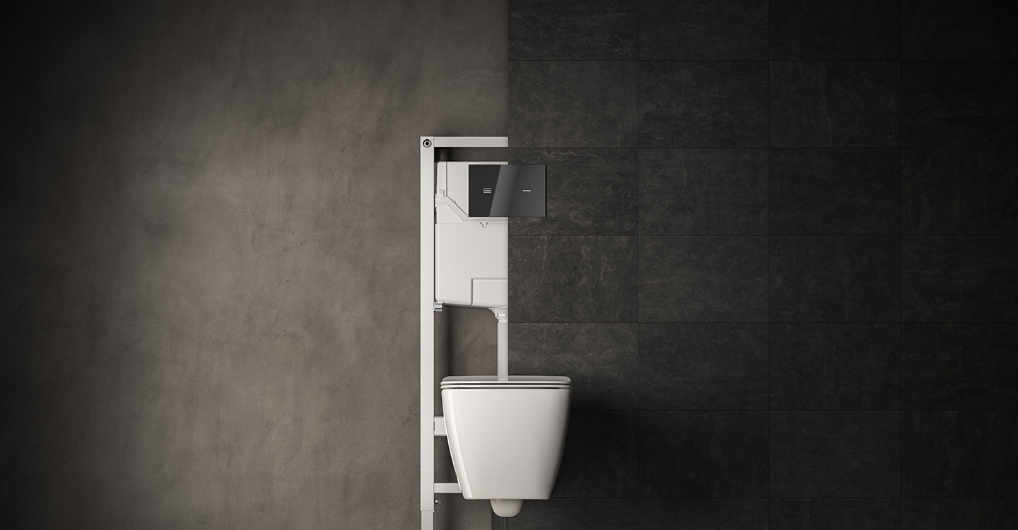 Photo de la collection ProSys mise en ambiance représentant un bâti-support WC à la fois devant et derrière un mur carrelé gris foncé avec une cuvette suspendue blanche et une plaque de commande noire